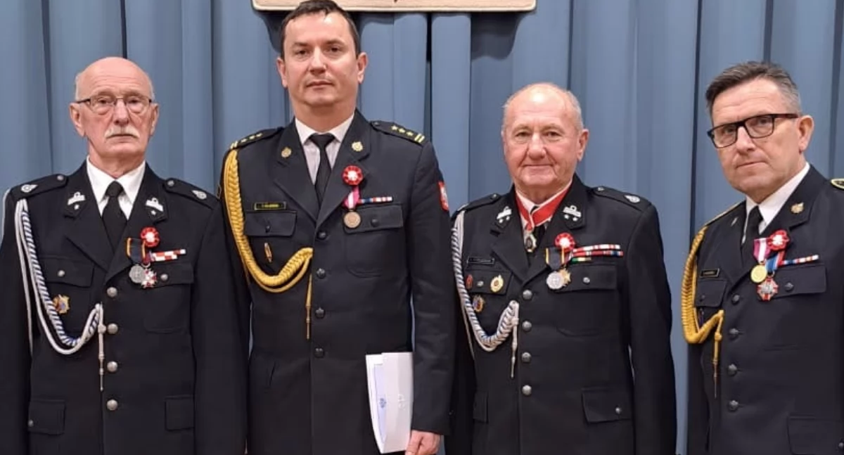 Awanse i medale dla ciechanowskich strażaków [zdjęcia]