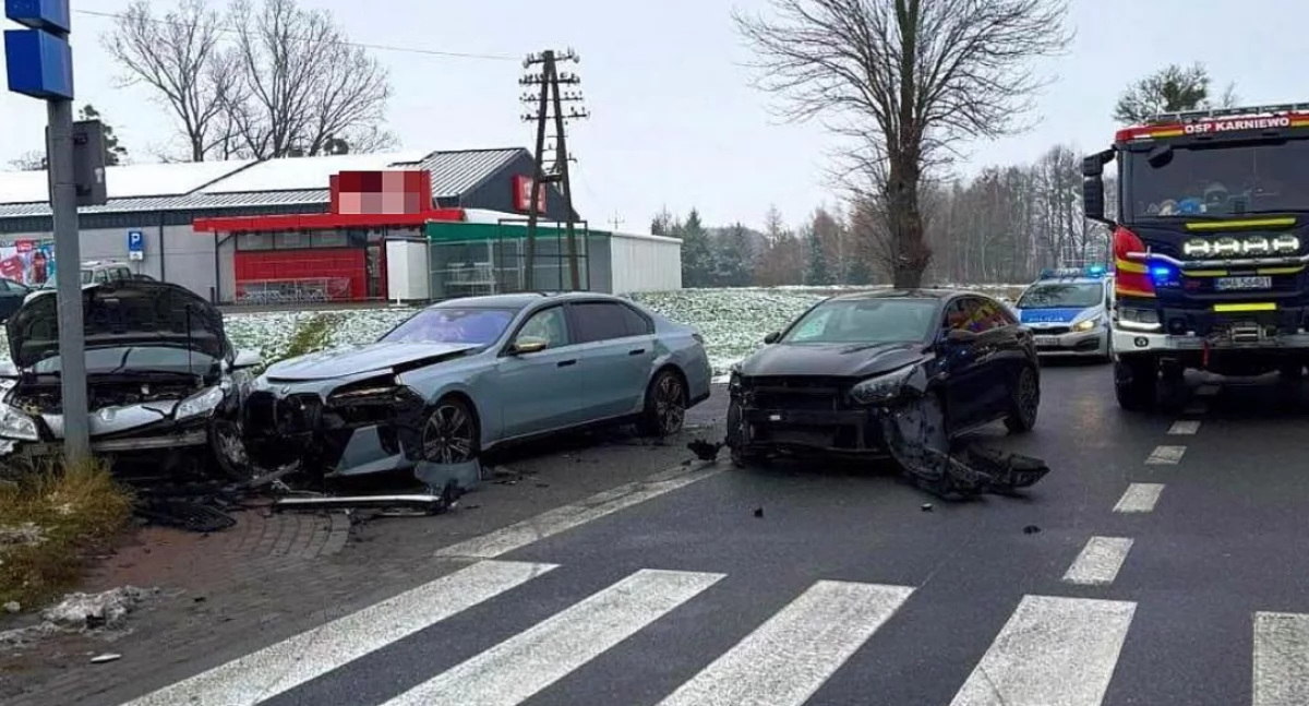 Groźny wypadek. Dwie osoby ranne, trzy rozbite auta [zdjęcia]