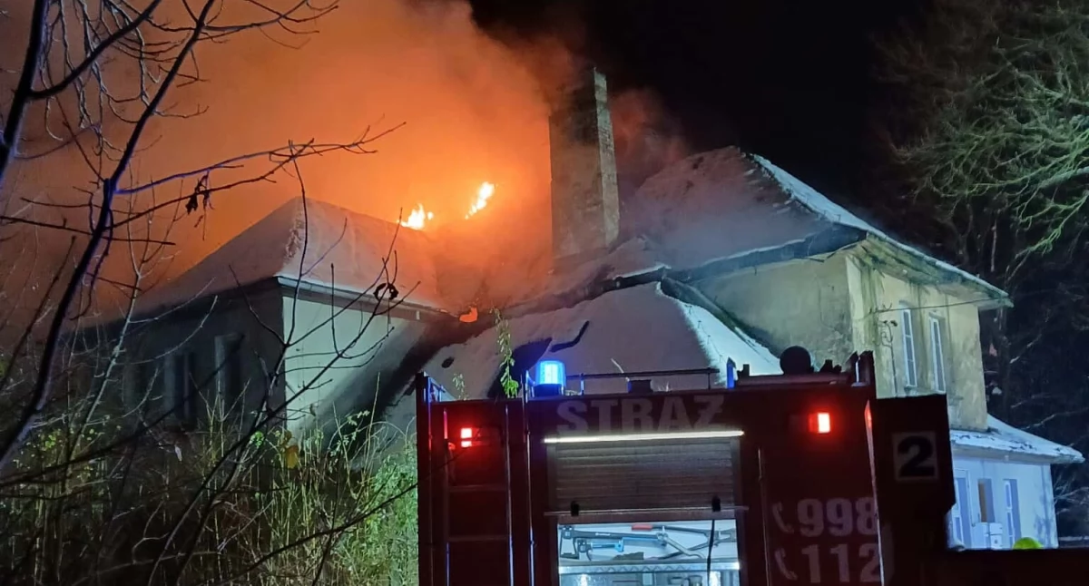 Pożar dworku w pobliżu Ciechanowa [zdjęcia]