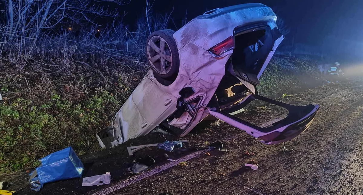 Auto na dachu w rowie. Groźne zdarzenie drogowe