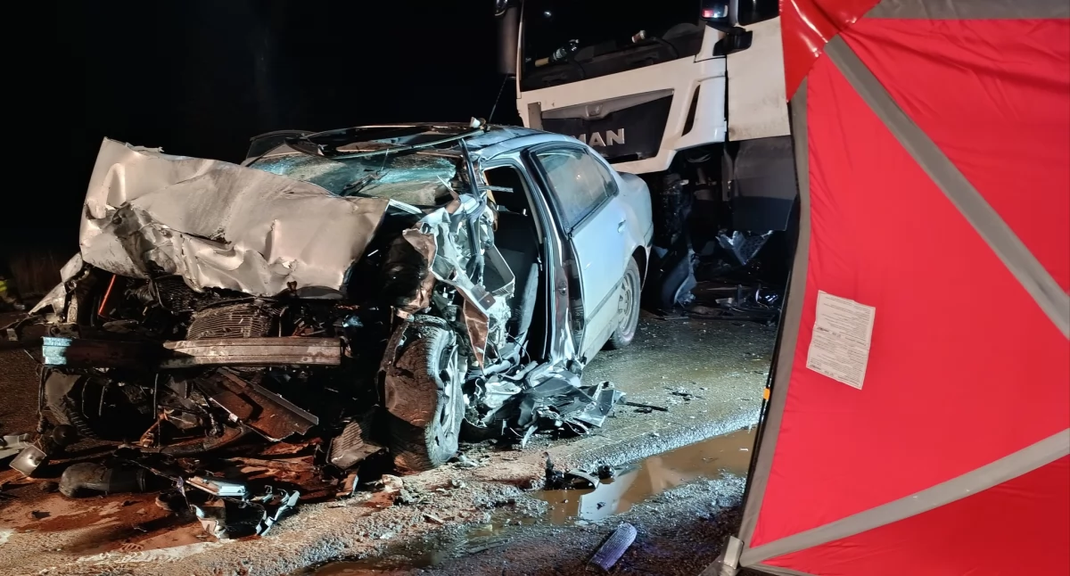 AKTUALIZACJA: Tragiczny wypadek koło Ciechanowa. Zginął kierowca volkswagena [zdjęcia]