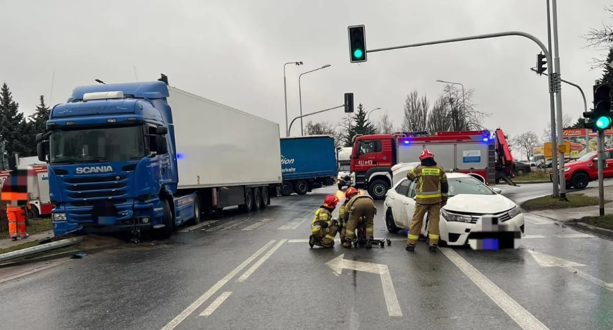 [AKTUALIZACJA] Wjechał na czerwonym świetle? Zderzenie pojazdów na skrzyżowaniu w Ciechanowie 