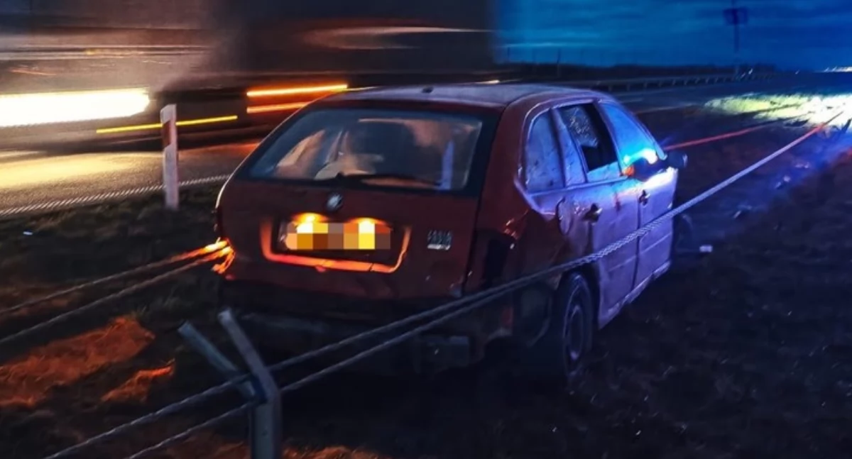 Skoda zakleszczona między linami. Kierowca był pijany
