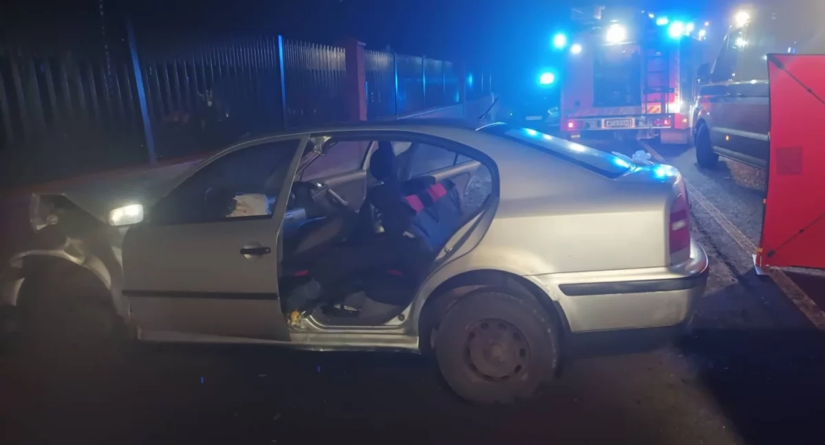 Tragiczny wypadek. Skoda uderzyła w ogrodzenie cmentarza, zginął kierowca [zdjęcia]