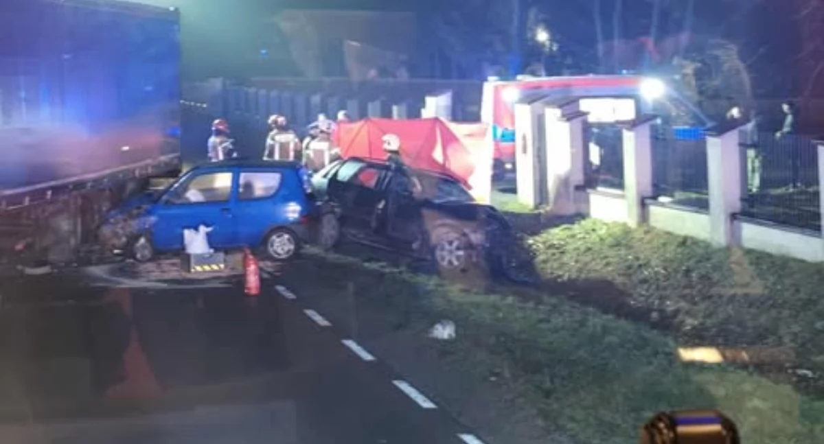 Całkowicie zablokowana krajówka. Zderzyły się trzy samochody