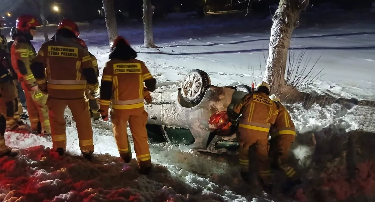 AKTUALIZACJA: W rejonie Ciechanowa śnieżyca na drogach. Dachowało auto na 60tce