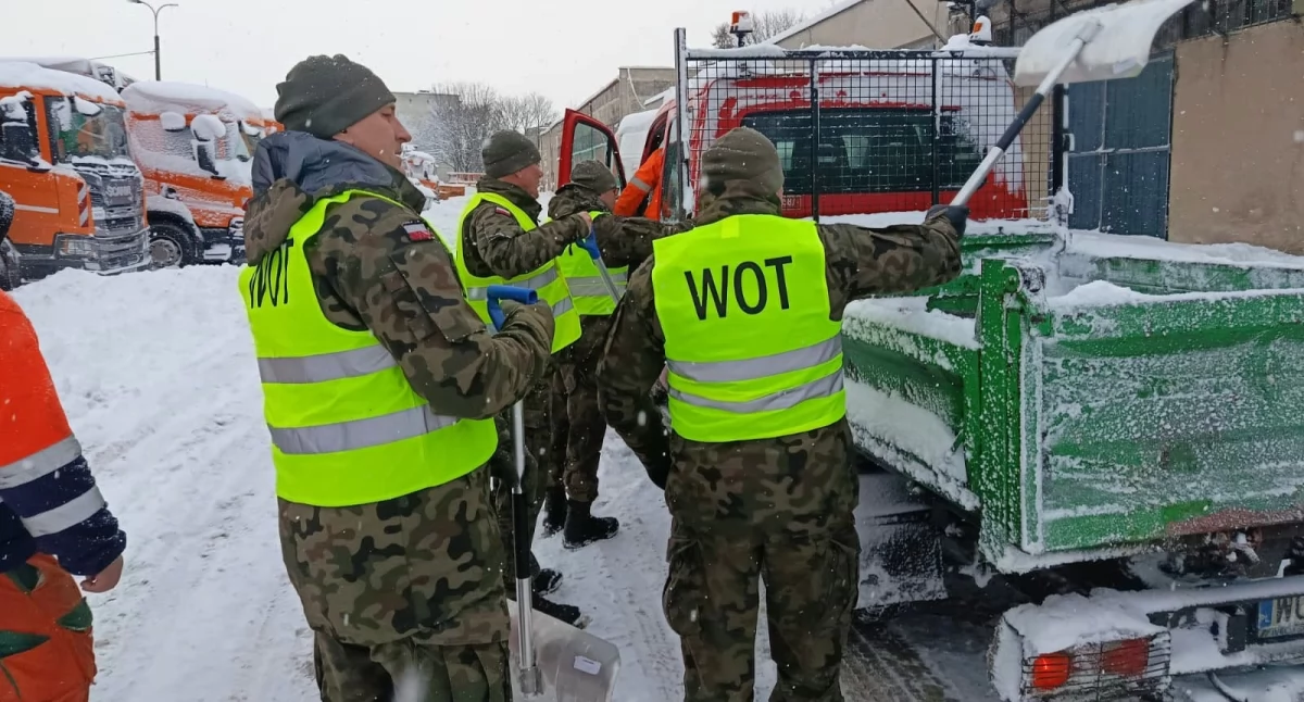 Żołnierze ciechanowskiej brygady pomogają w odśnieżaniu miasta [zdjęcia]