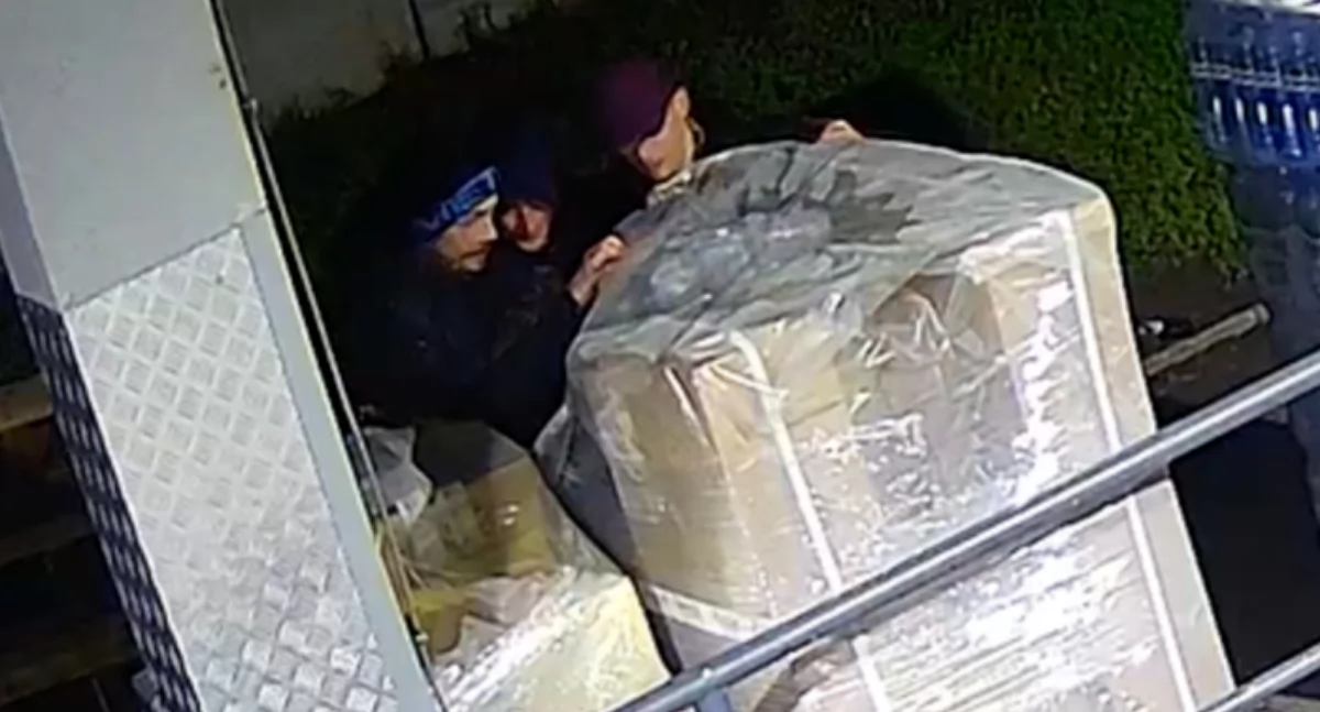 Kradzież w ciechanowskim markecie. Rozpoznajesz tych mężczyzn? [zdjęcia]