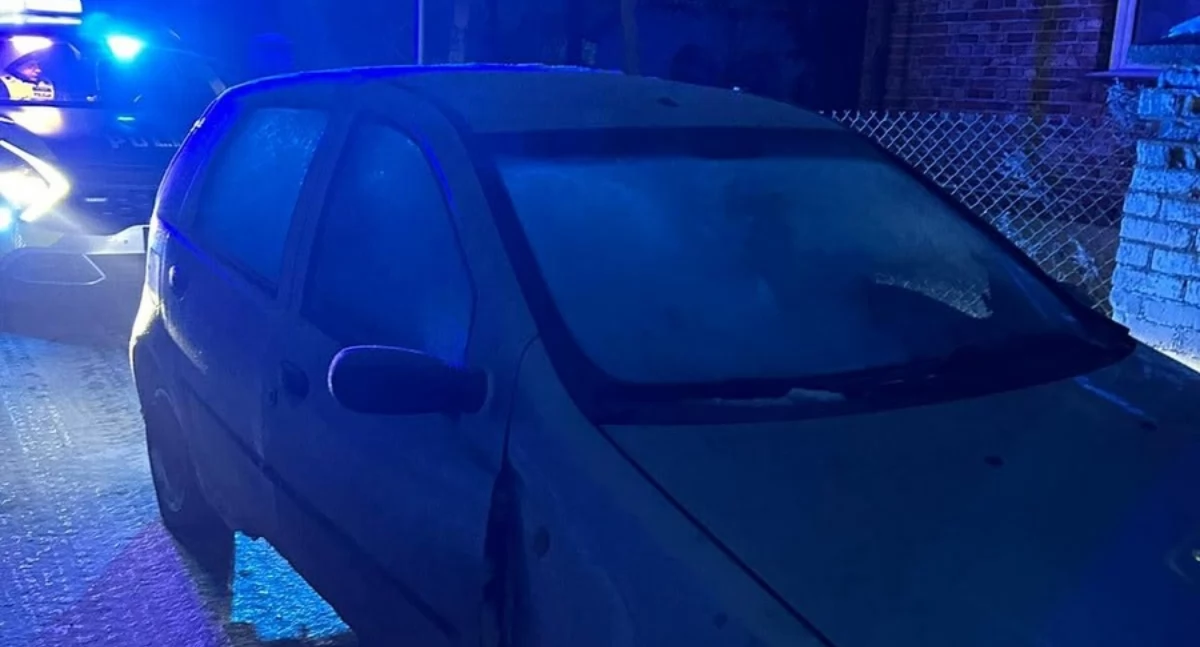 O krok od tragedii. Jechał autem z oszronionymi szybami, omal nie uderzył w pieszych [zdjęcia]