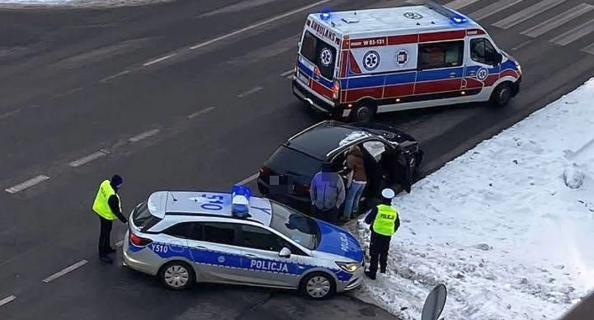 [AKTUALIZACJA] Zderzenie na skrzyżowaniu w centrum Ciechanowa. Trwają działania służb [zdjęcia]