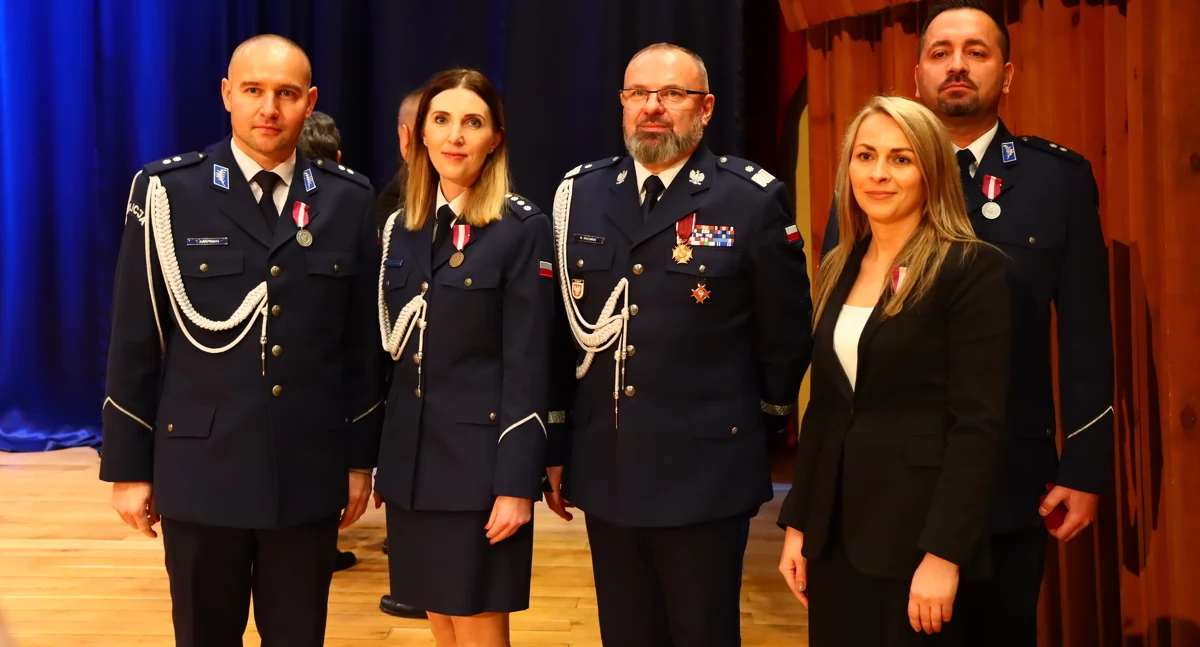 Medale dla funkcjonariuszy i pracownika komendy policji w Ciechanowie