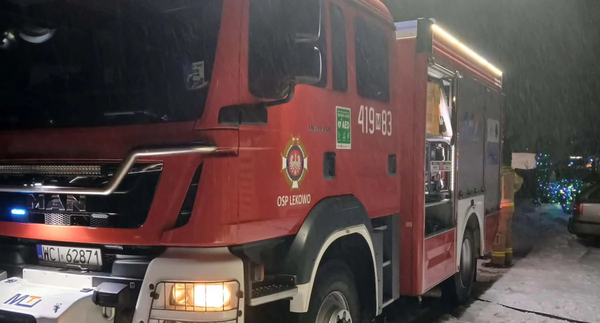 Płomienie wychodziły na zewnątrz. Pożar budynku koło Ciechanowa