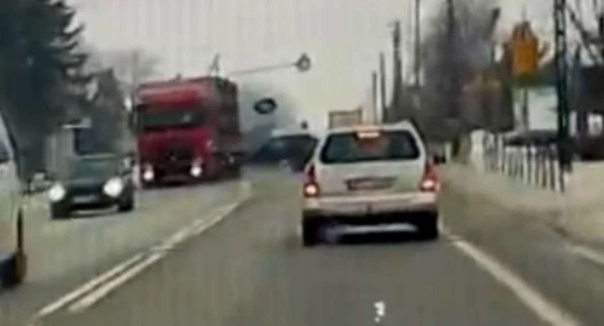 Uciekał przed policją. Zderzył się z ciężarówką i schował się w zaroślach [zobacz nagranie]