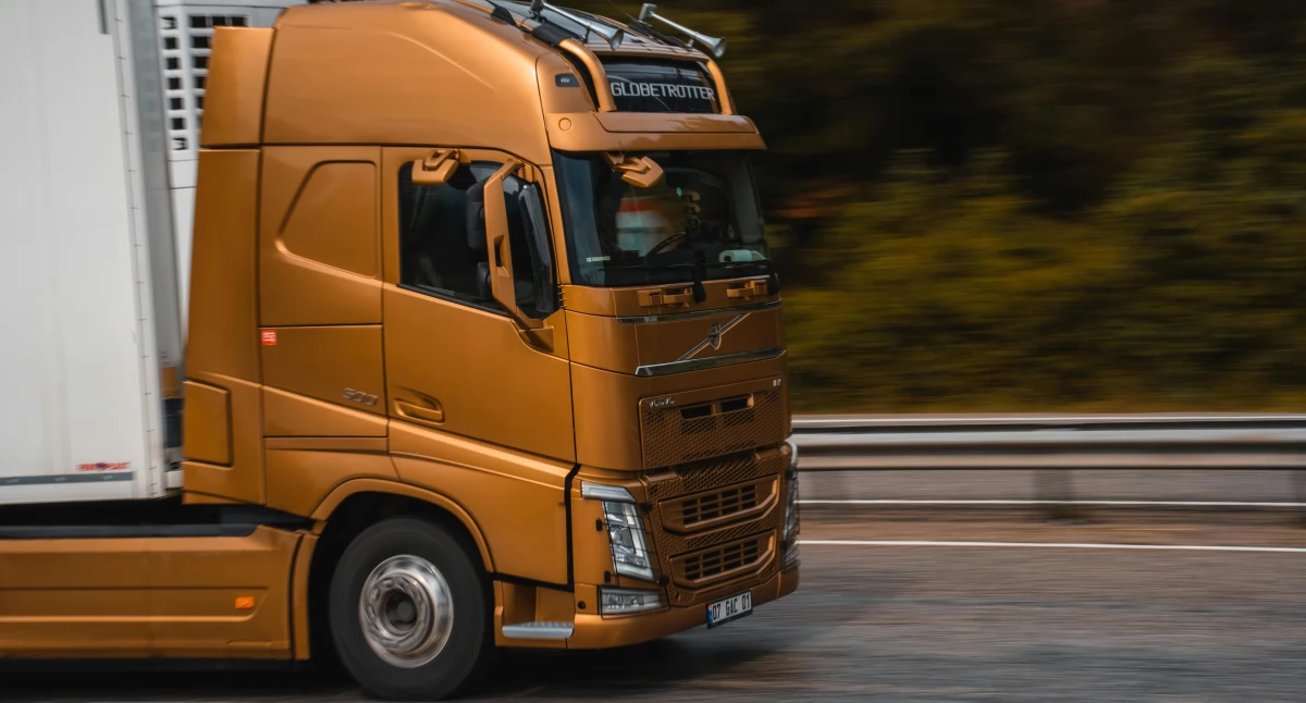 Producent naczep niskopodwoziowych: jak wybrać partnera do transportu ciężkiego