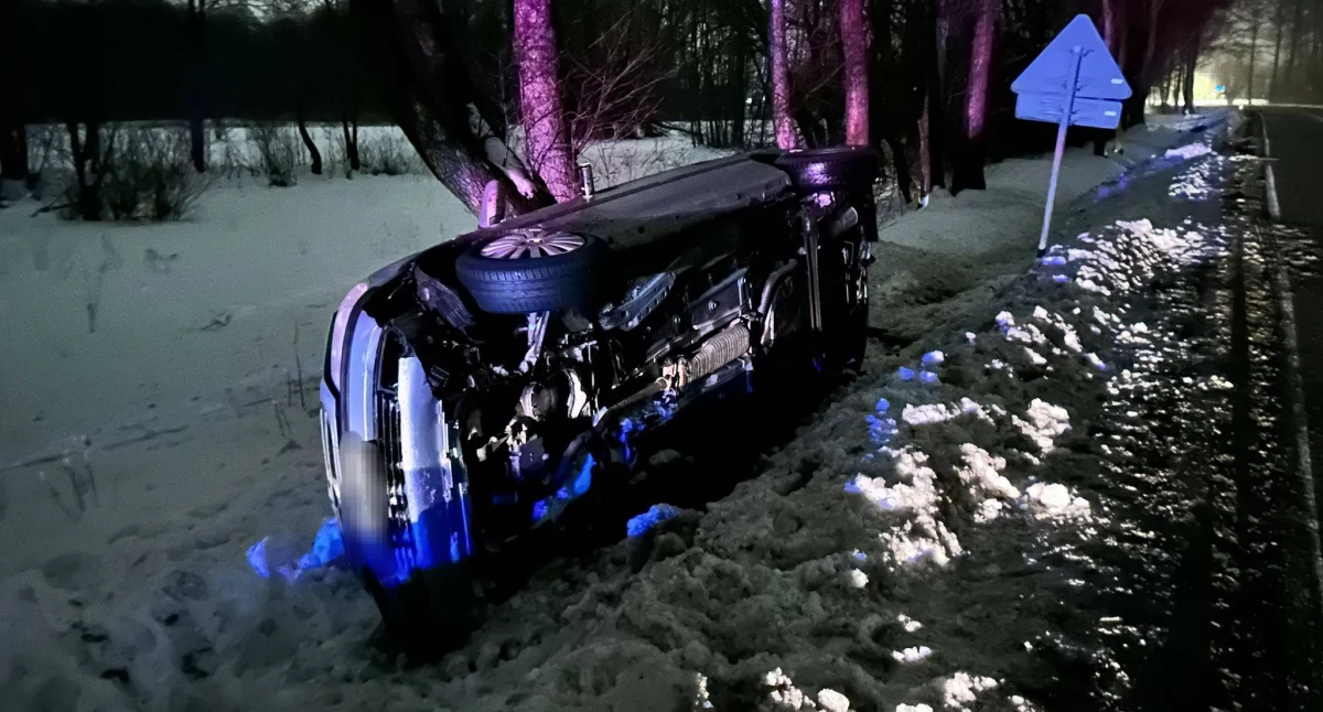Opel wpadł do rowu i wywrócił się na bok. Kierowca i pasażer byli pijani [zdjęcia]