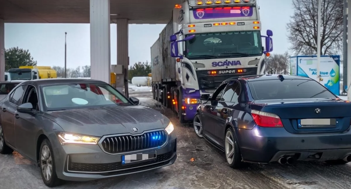 Kierowca BMW na widok radiowozu zjechał na stację paliw i ukrył się za ciężarówką