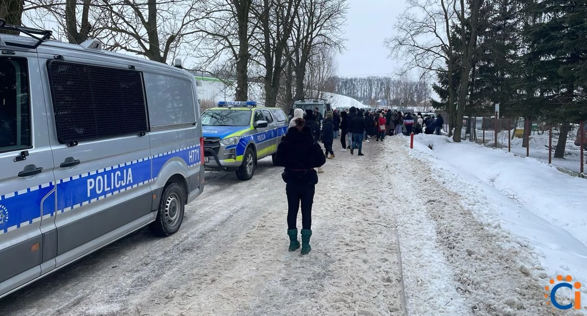 Protestujący pojawili się przed schroniskiem w Pawłowie [zdjęcia/wideo]