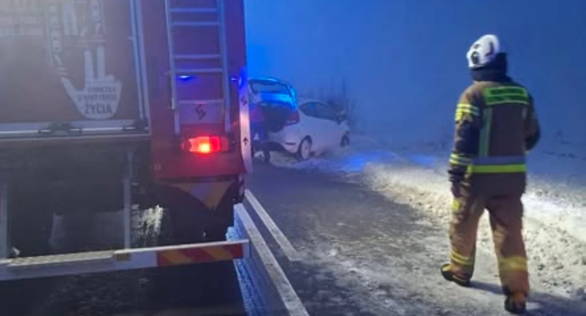 Nastolatka uderzyła autem w zmrożoną zaspę zalegającą na poboczu