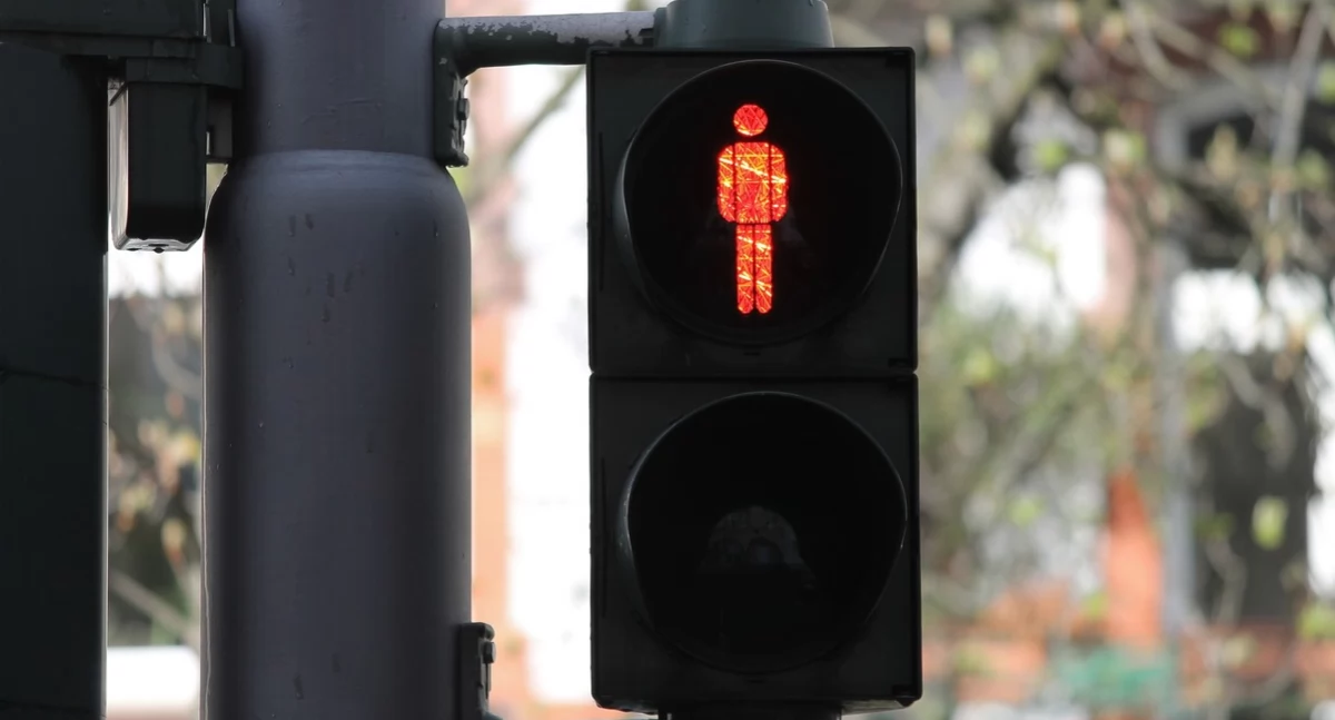 Przeszła na czerwonym świetle w centrum Ciechanowa. Znieważyła policjantów i usłyszała zarzut
