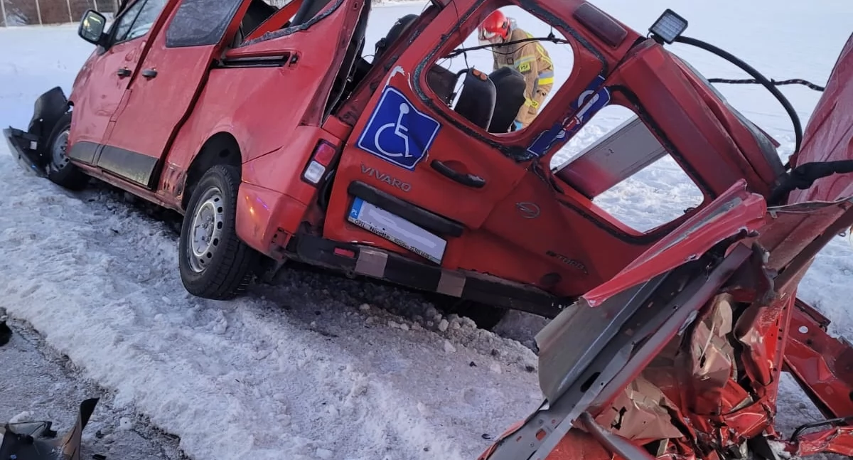 Koszmarny wypadek. Zginęły 3 osoby. Bus uderzył w ciężarówkę [zdjęcia]