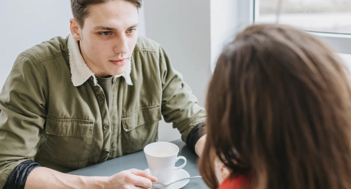 Jak rozmawiać z bliskimi o dysforii, gdy samemu trudno ją zrozumieć?