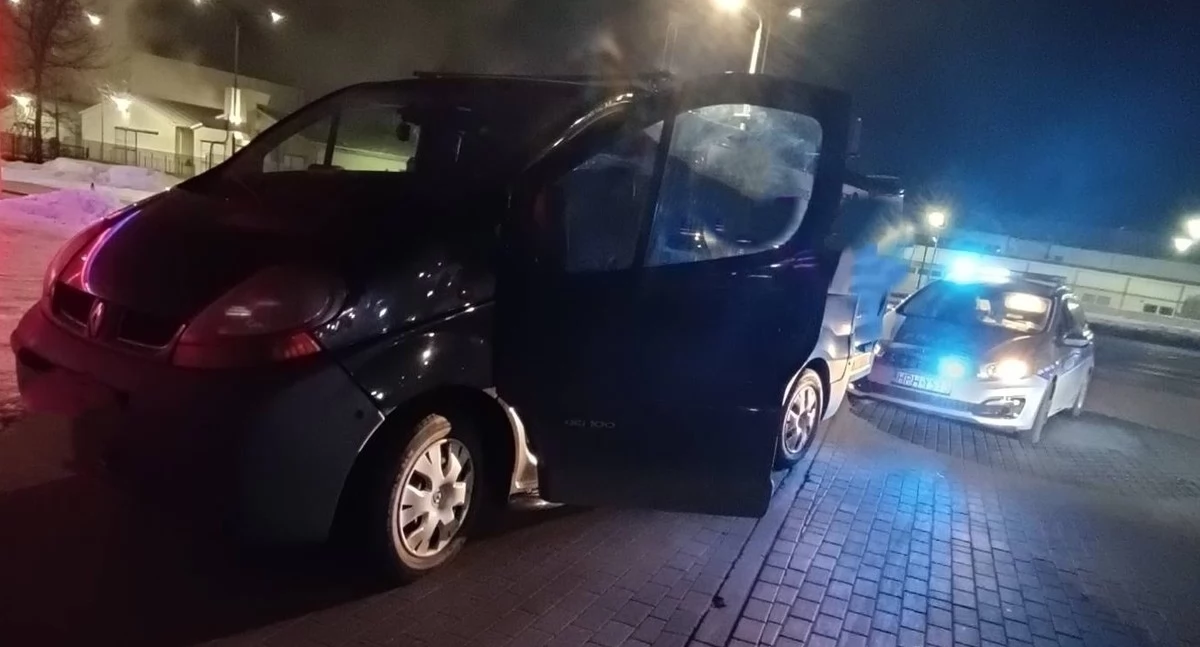 Z trzema promilami i bez prawa jazdy jechał busem przez Ciechanów. Zatrzymała go policja