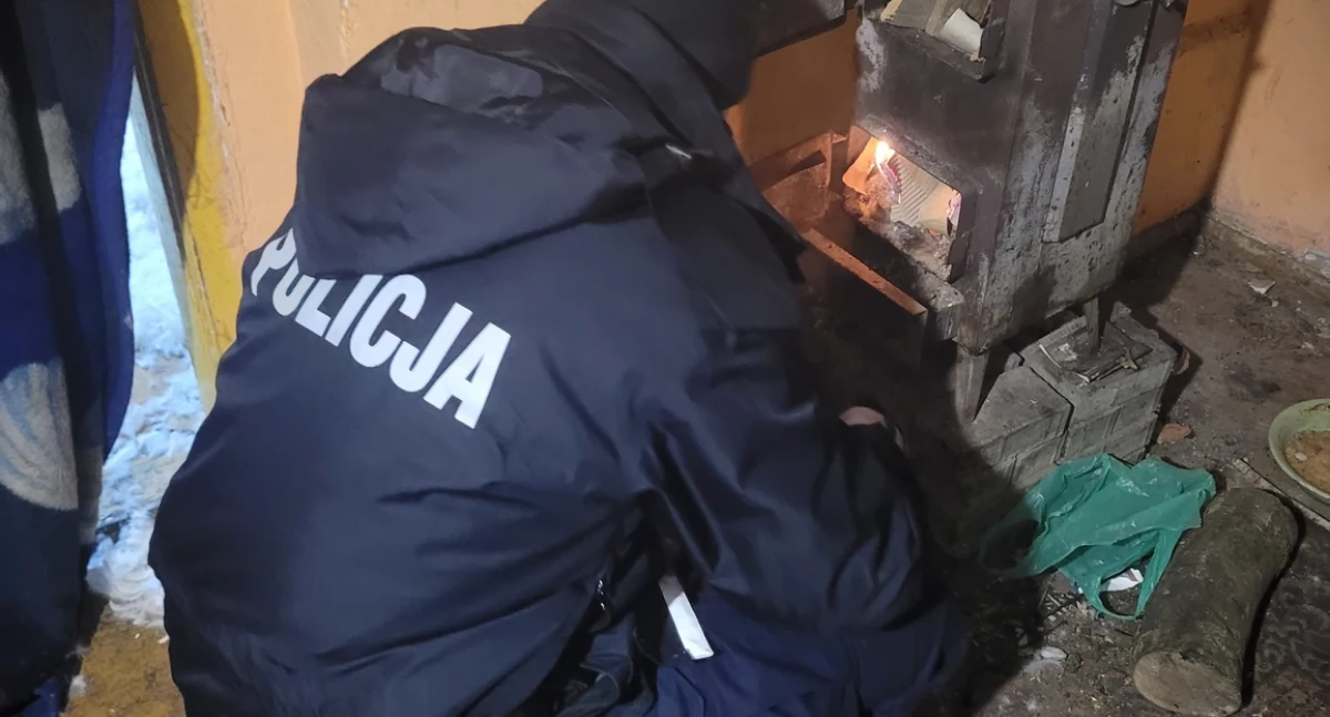 Wychłodzony 30-latek potrzebował pilnej pomocy. Uratowali go policjanci