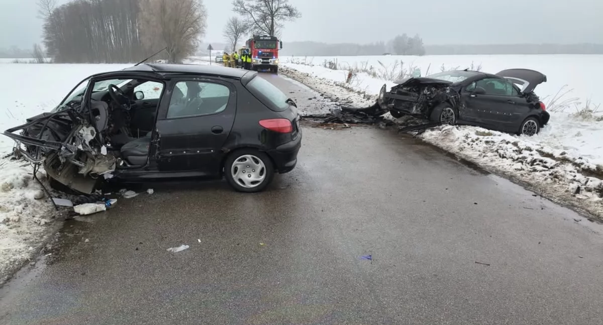 Tragiczny wypadek w pobliżu Ciechanowa. Jedna osoba nie żyje, dwie ranne [zdjęcia]