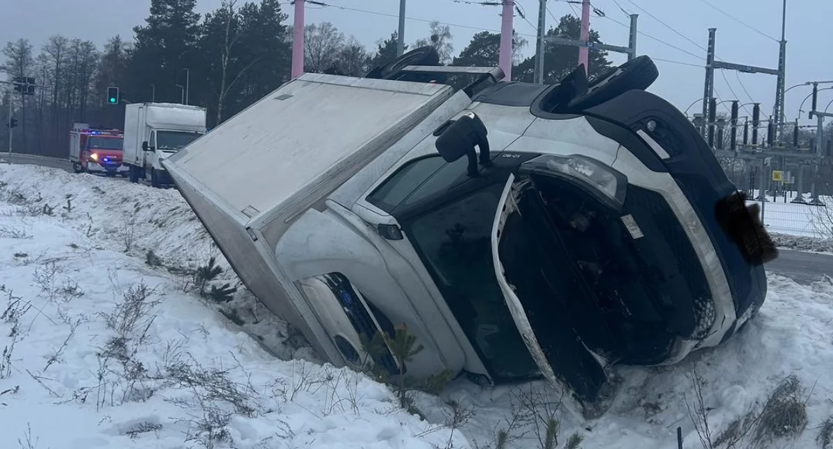 Niebezpieczne zdarzenie na oblodzonej drodze [zdjęcia]