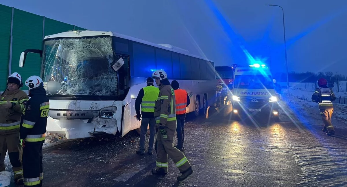Zderzenie autokarów. Kilkanaście osób jest poszkodowanych [zdjęcia]