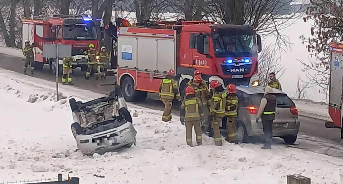 AKTUALIZACJA: Dachowanie auta w Lekowie koło Ciechanowa [zdjęcia]