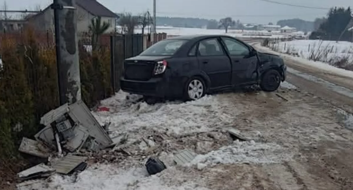 Wypadł z drogi, uderzył w ogrodzenie i skrzynkę energetyczną