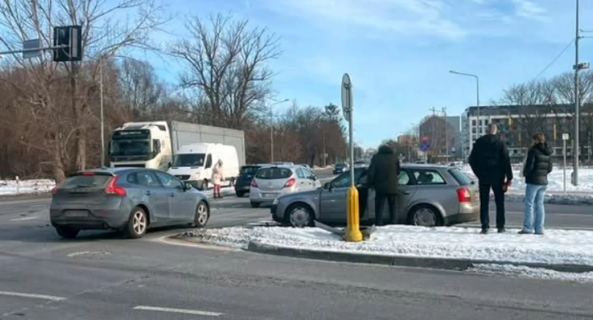 [AKTUALIZACJA] Zderzenie osobówek na skrzyżowaniu w Ciechanowie