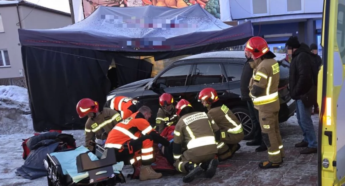 Kierowca BMW uderzył w wiatę sklepową [zdjęcia]