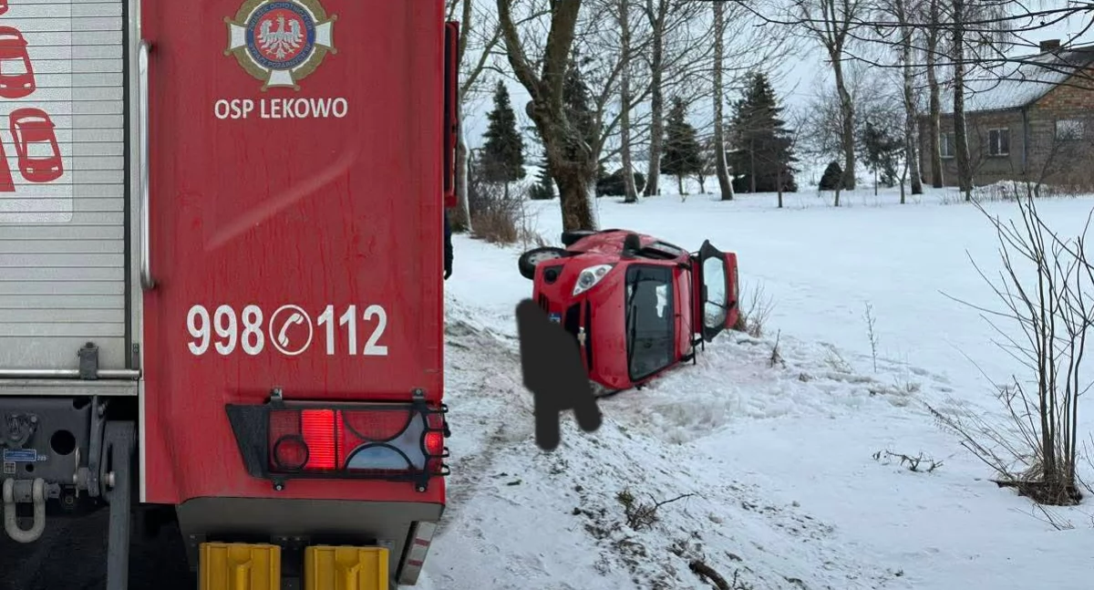 Znów dachowanie auta na tej samej drodze pod Ciechanowem [zdjęcia]