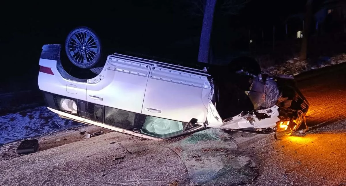 Dachował hyundai. Trzy osoby zostały ranne [zdjęcia]