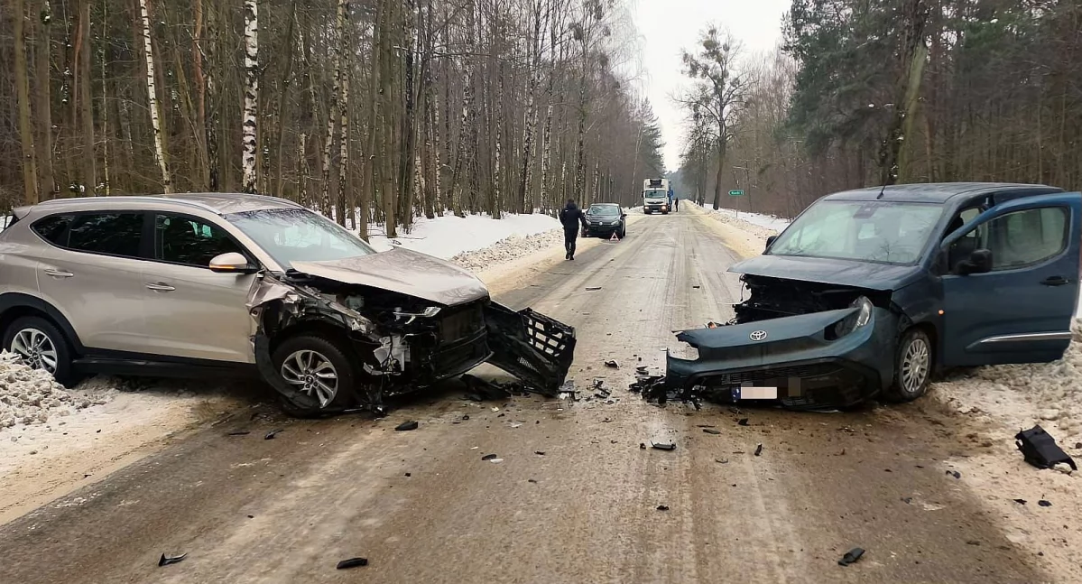Czołowe zderzenie samochodów podczas wyprzedznia