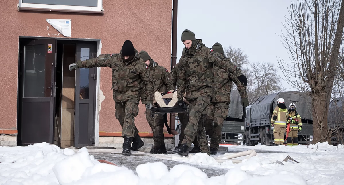 Pożar szkoły i ewakuacja. Żołnierze z Ciechanowa ćwiczyli ze służbami współdziałanie w sytuacjach kryzysowych [zdjęcia]