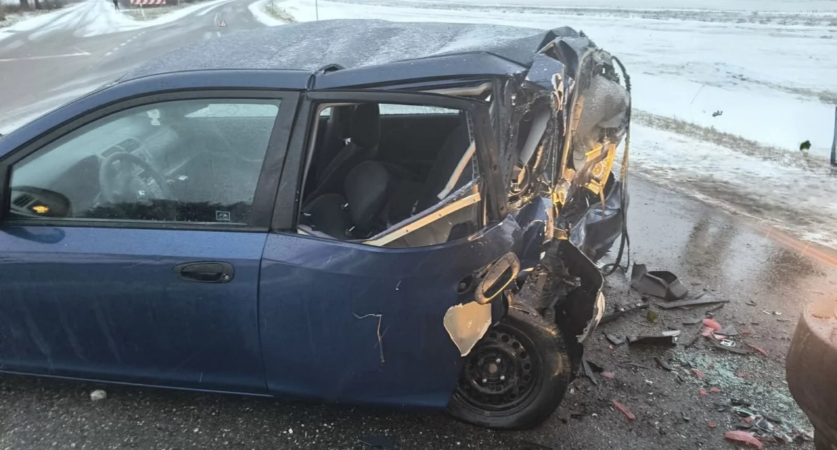 Honda wpadła w poślizg i zderzyła się z ciężarówką [zdjęcia]