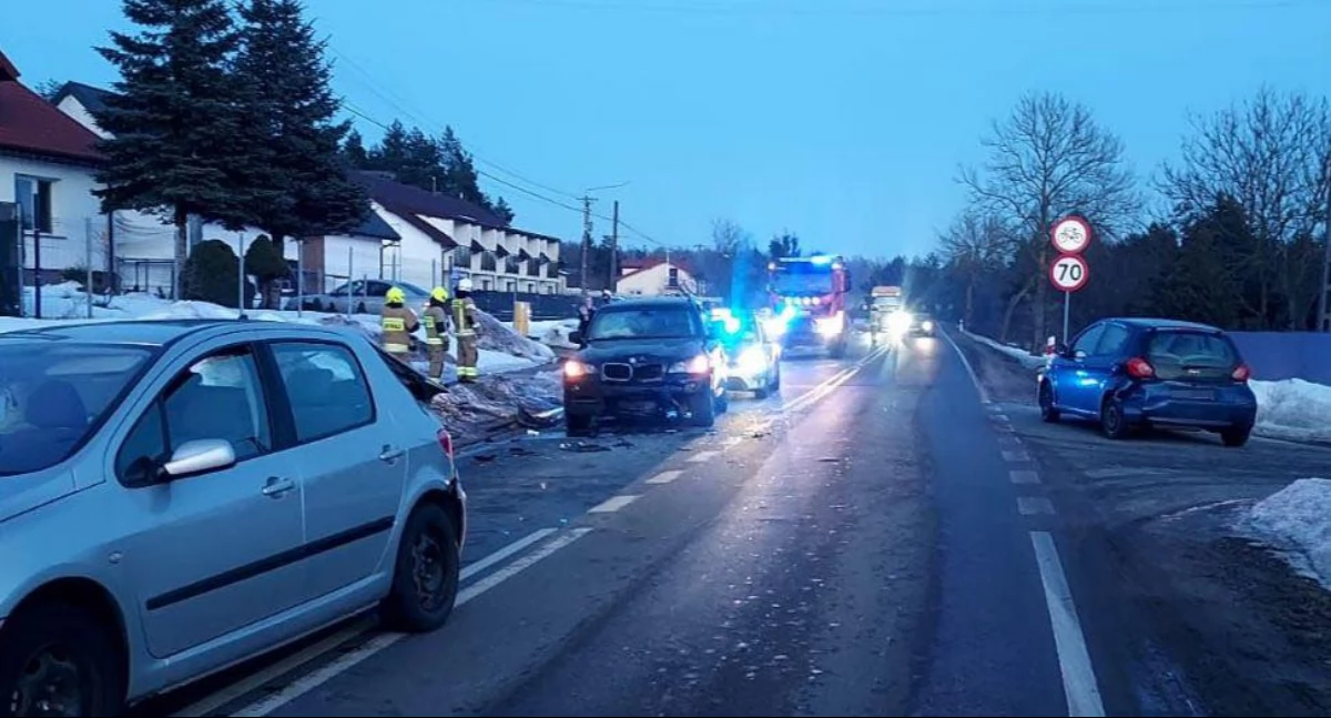 Wypadek z udziałem trzech pojazdów