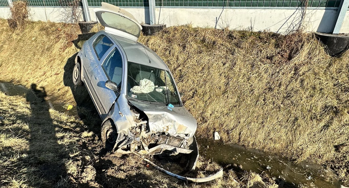 Rozbita toyota w rowie. Kierująca trafiła do szpitala [zdjęcia]