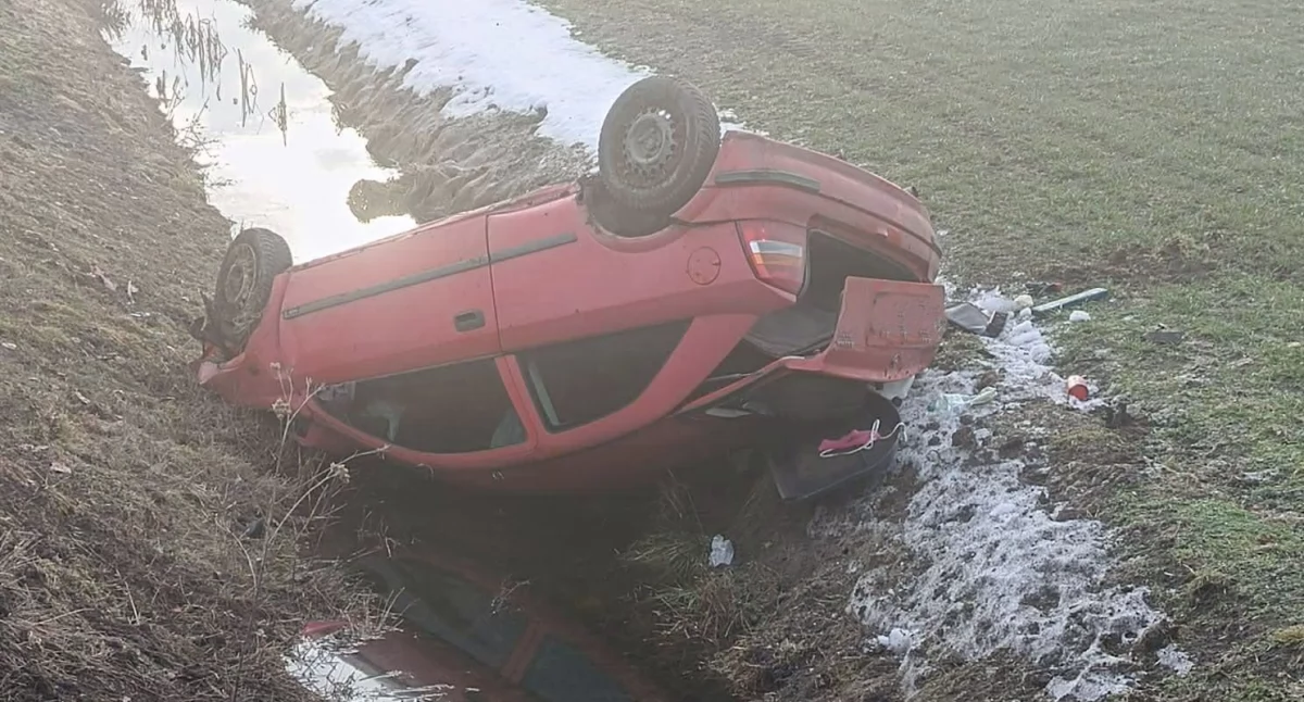 Opel dachował w przydrożnym rowie [zdjęcia]