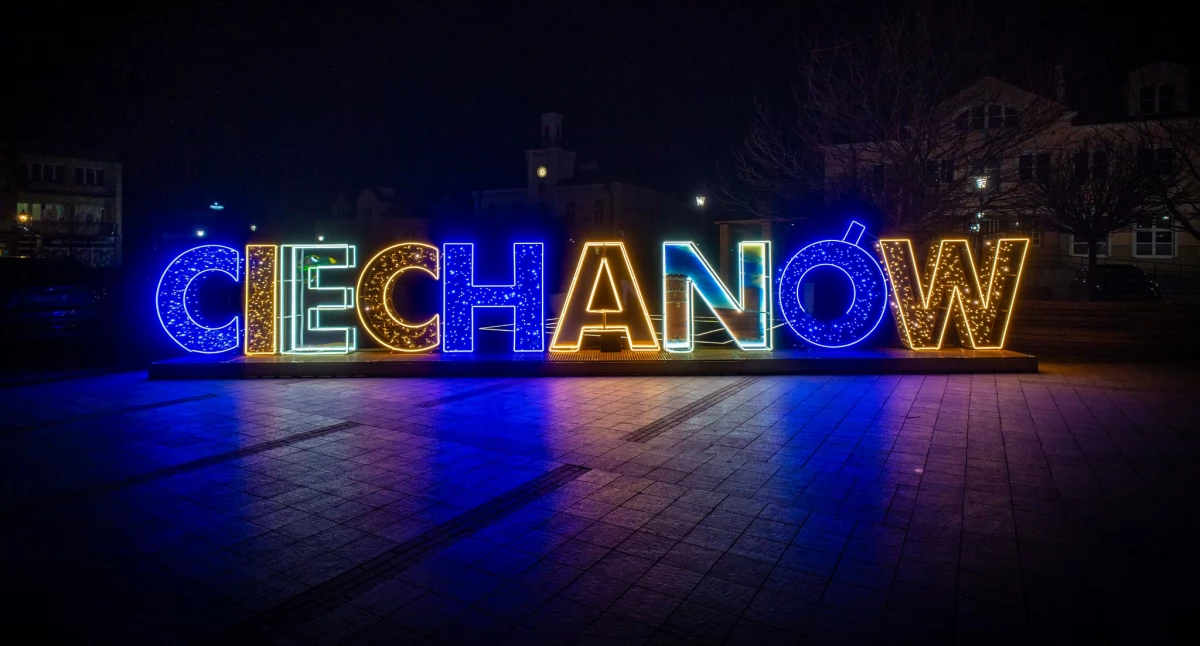 Napis przed ciechanowskim ratuszem zostaje na stałe. Ile kosztował?