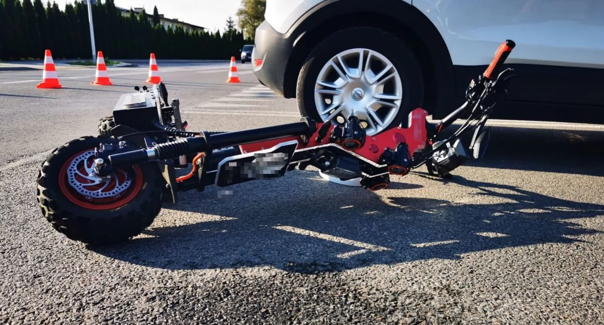 Sezon rozpoczęty. Nastolatek na hulajnodze elektrycznej uderzył w samochód