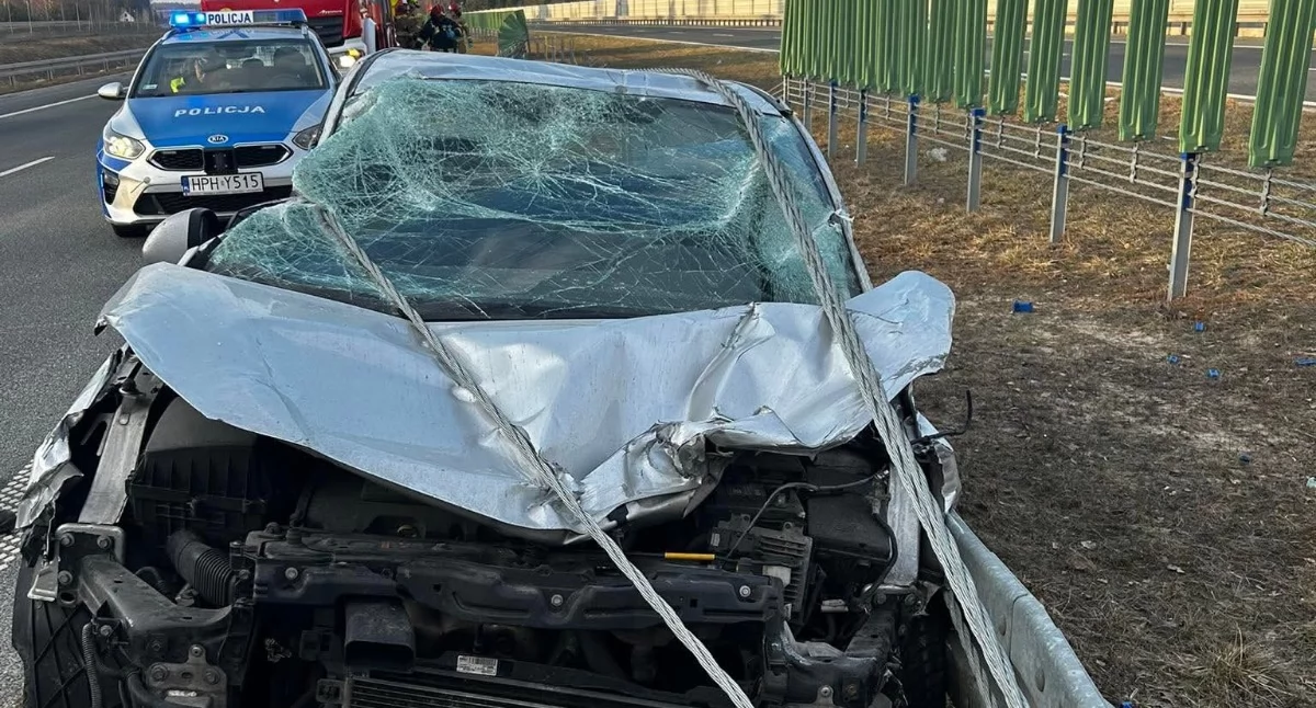 Opel wbił się w barierki. Groźne zdarzenie pod Glinojeckiem [zdjęcia]