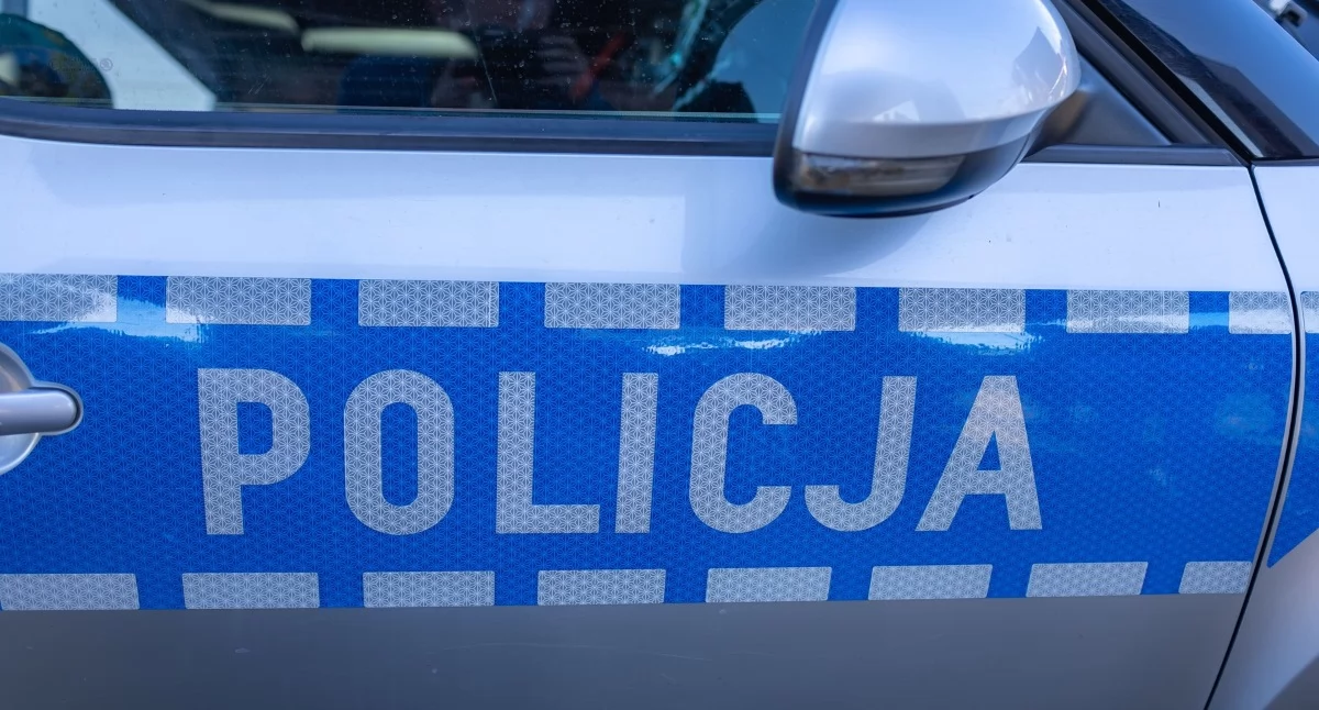 Zapakował wózek po brzegi w sklepie odzieżowym i wyszedł. Poszukuje go policja 