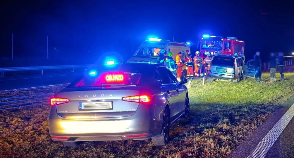 Nissan z czterema osobami uderzył w bariery. Kierowca zasłabł