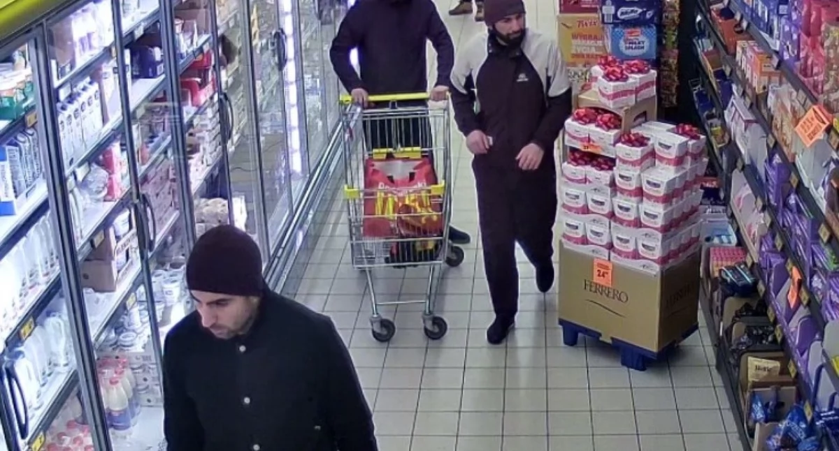 Złodzieje w supermarkecie. Kryminalni z Ciechanowa poszukują trzech mężczyzn [zdjęcia]