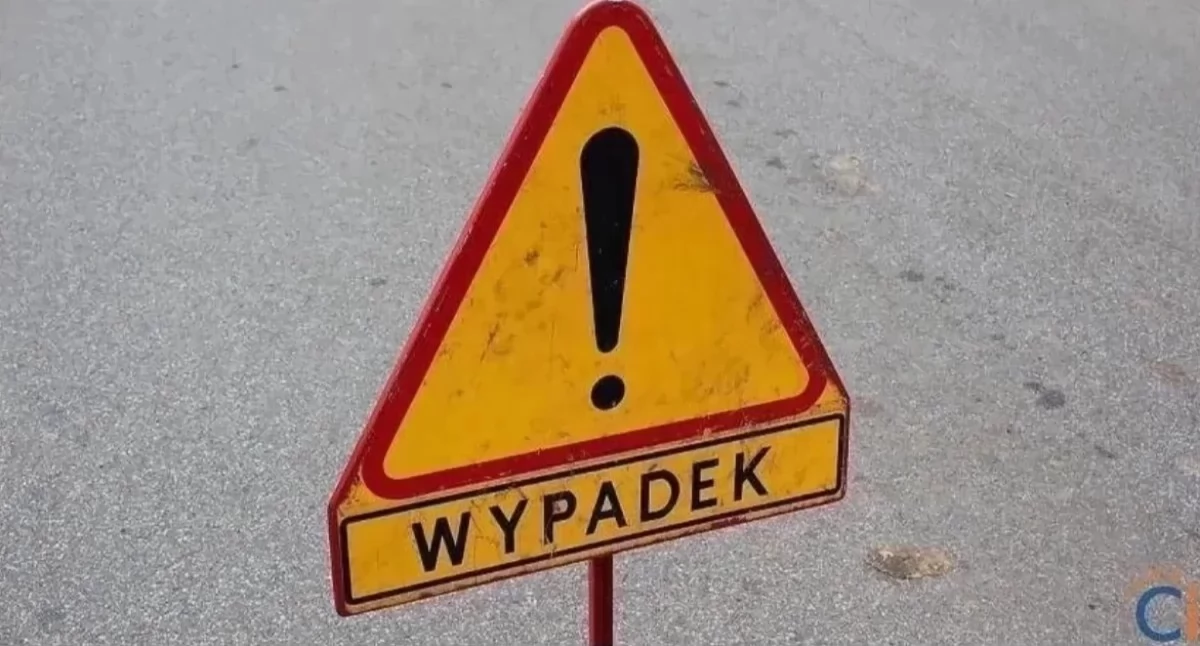 Groźne zdarzenie w Ciechanowie. Osobówka zderzyła się z ciągnikiem rolniczym