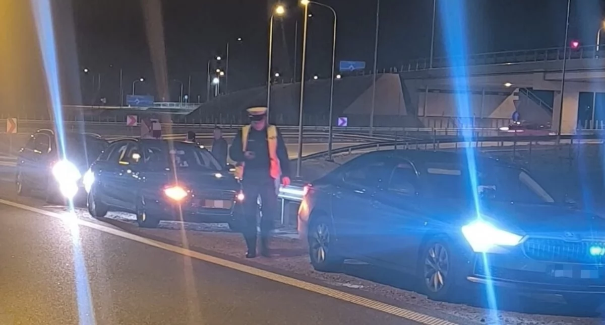 Urządzili sobie nielegalny wyścig na drodze. Policja zatrzymała dwie osoby [zdjęcia]